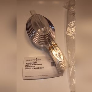 Measuring cups with leveler